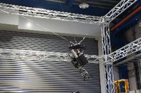 Double Giken's wire-suspended robot hand system